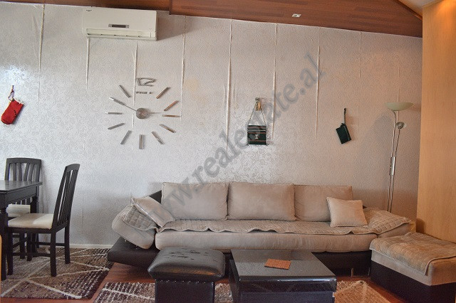 Apartament 2+1 me qira ne rrugen Siri Kodra, prane zones se Ish Frigoriferit ne Tirane.
Shtepia poz